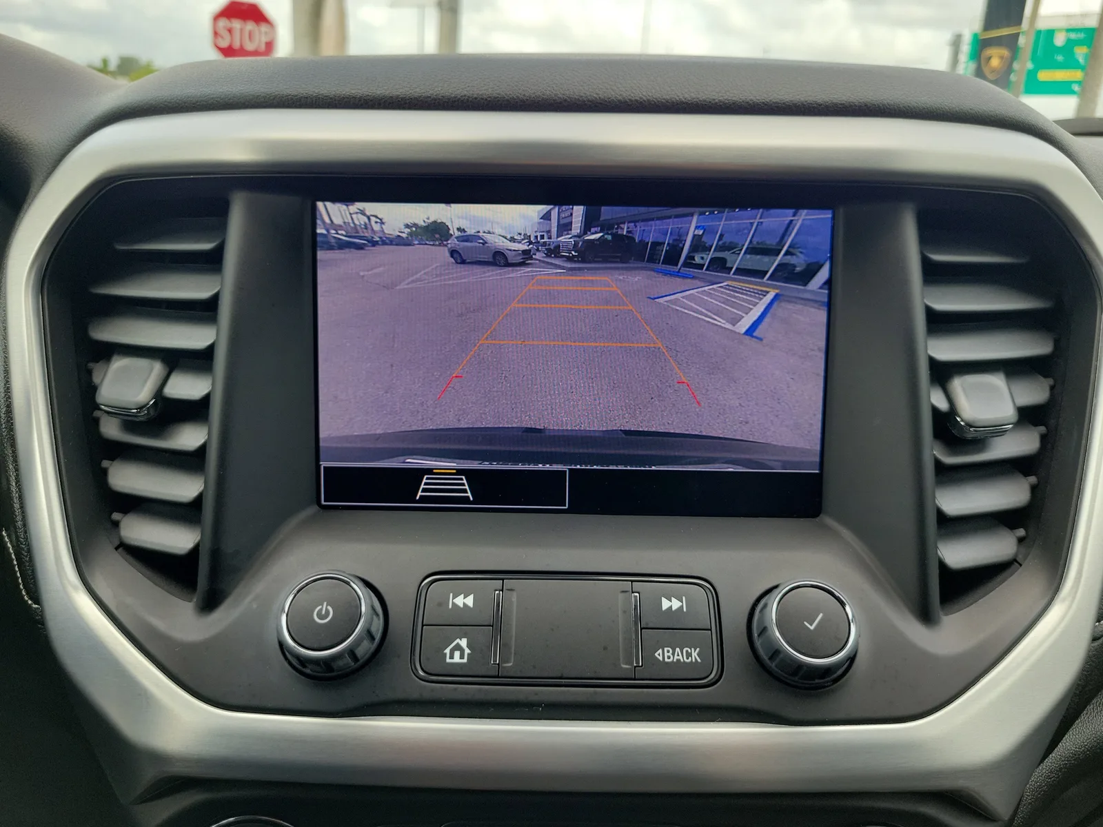 2023 GMC Acadia SLE photo 10