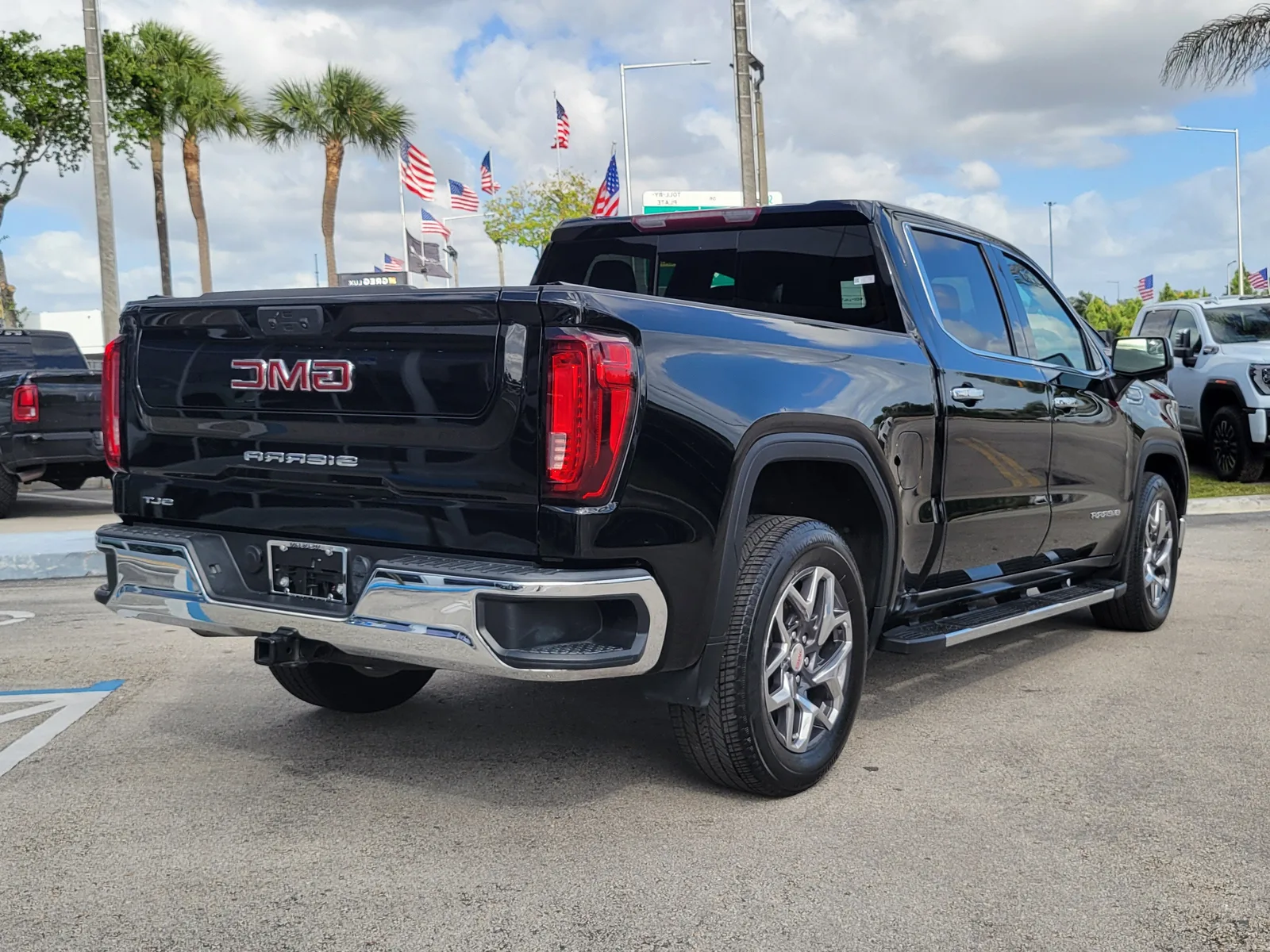 2023 GMC Sierra 1500 SLT photo 5