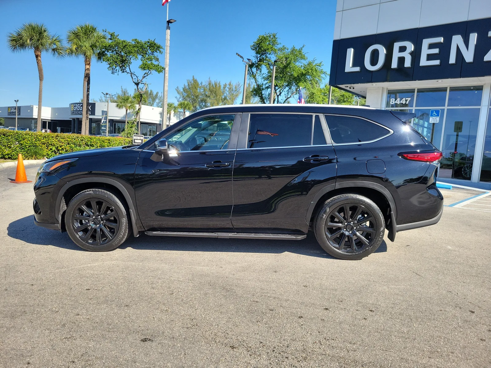 2023 Toyota Highlander L photo 8