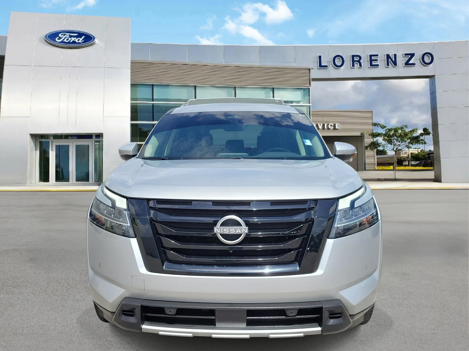2024 Nissan Pathfinder SL photo 2