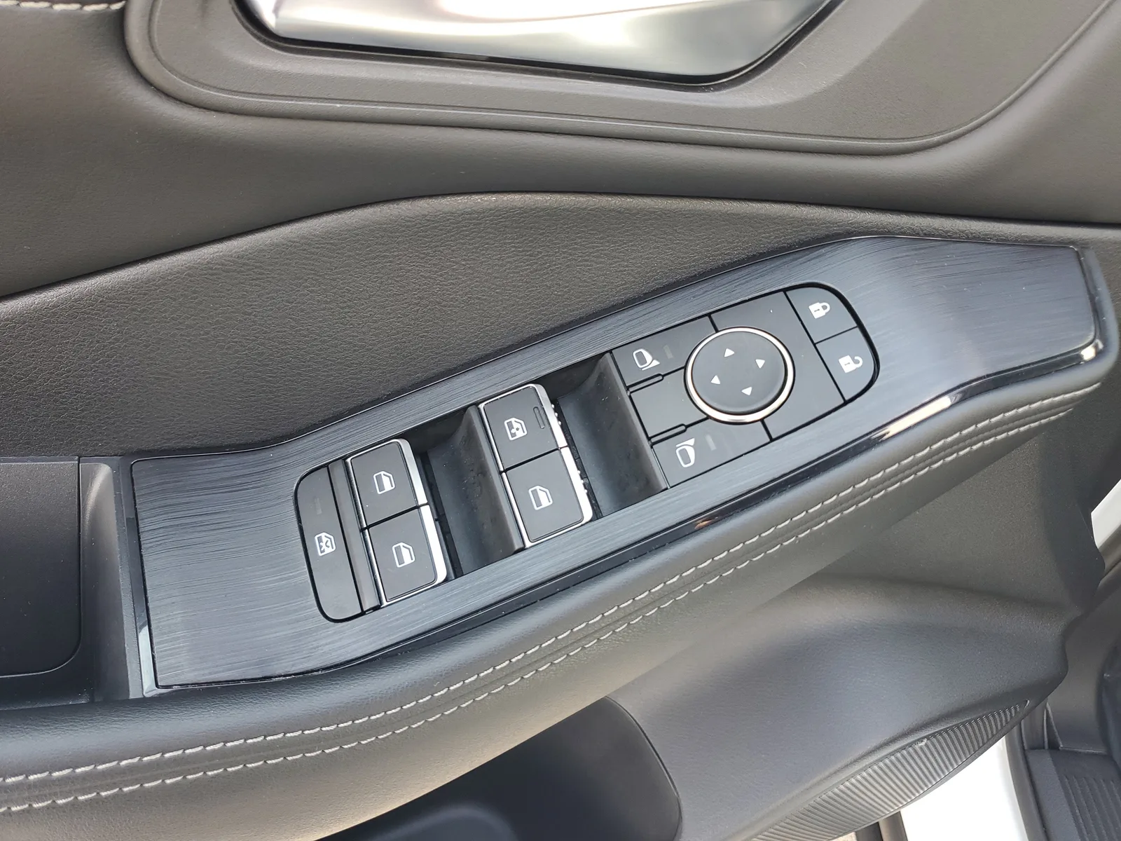 2025 Nissan Rogue SL photo 28