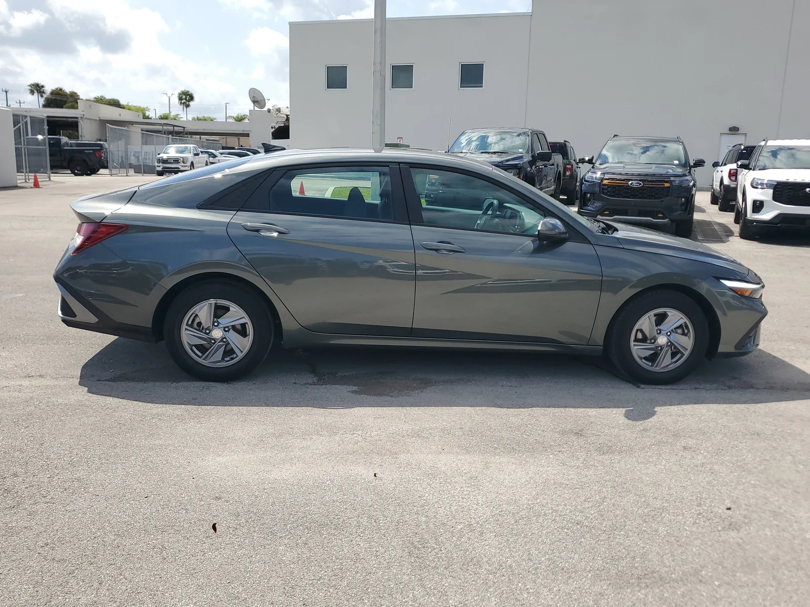 2024 Hyundai Elantra SE photo 4