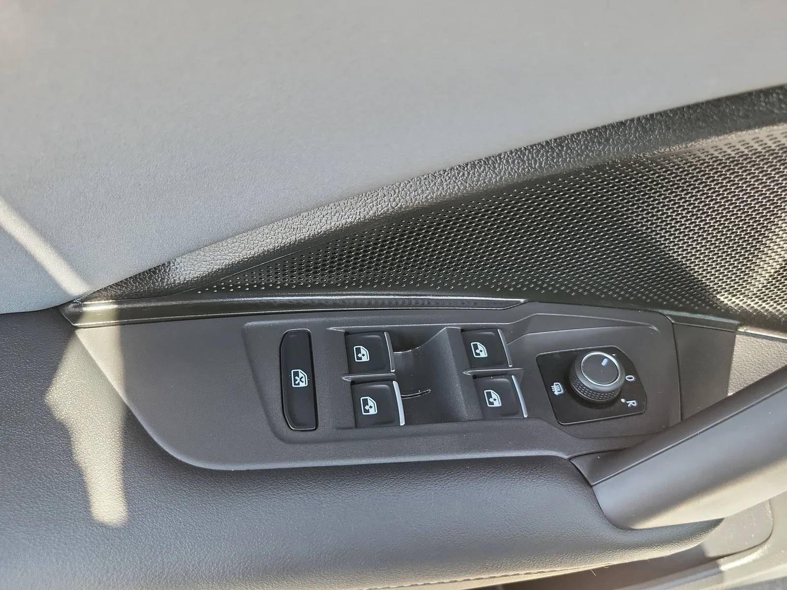 2025 Volkswagen Tiguan SE photo 27
