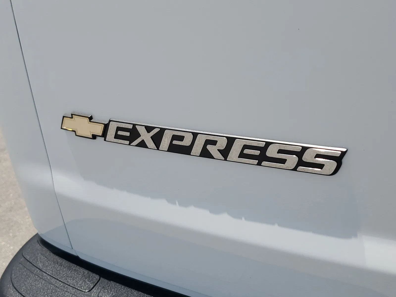 2025 Chevrolet Express Passenger LT photo 29