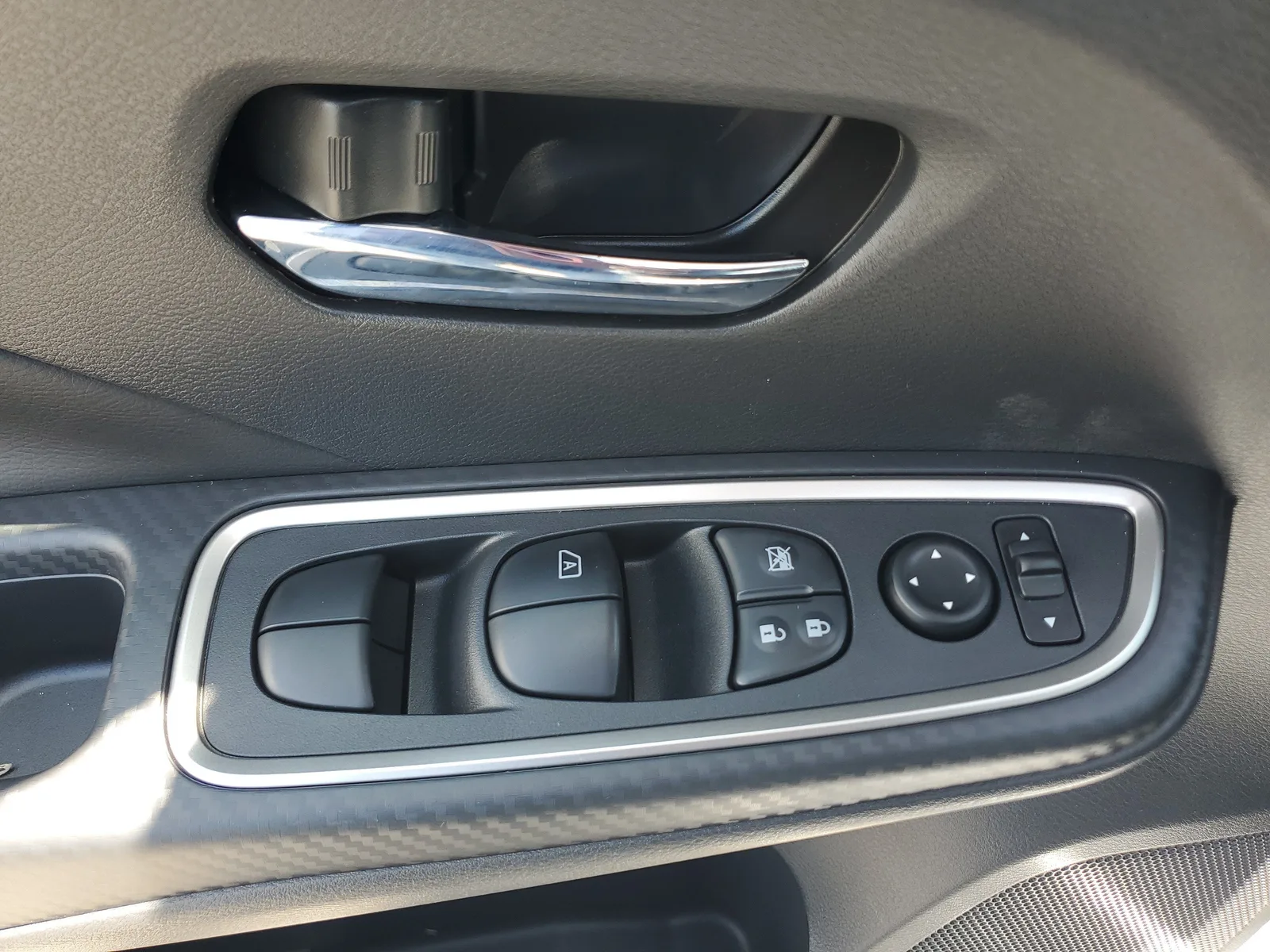 2025 Nissan Versa SR photo 22