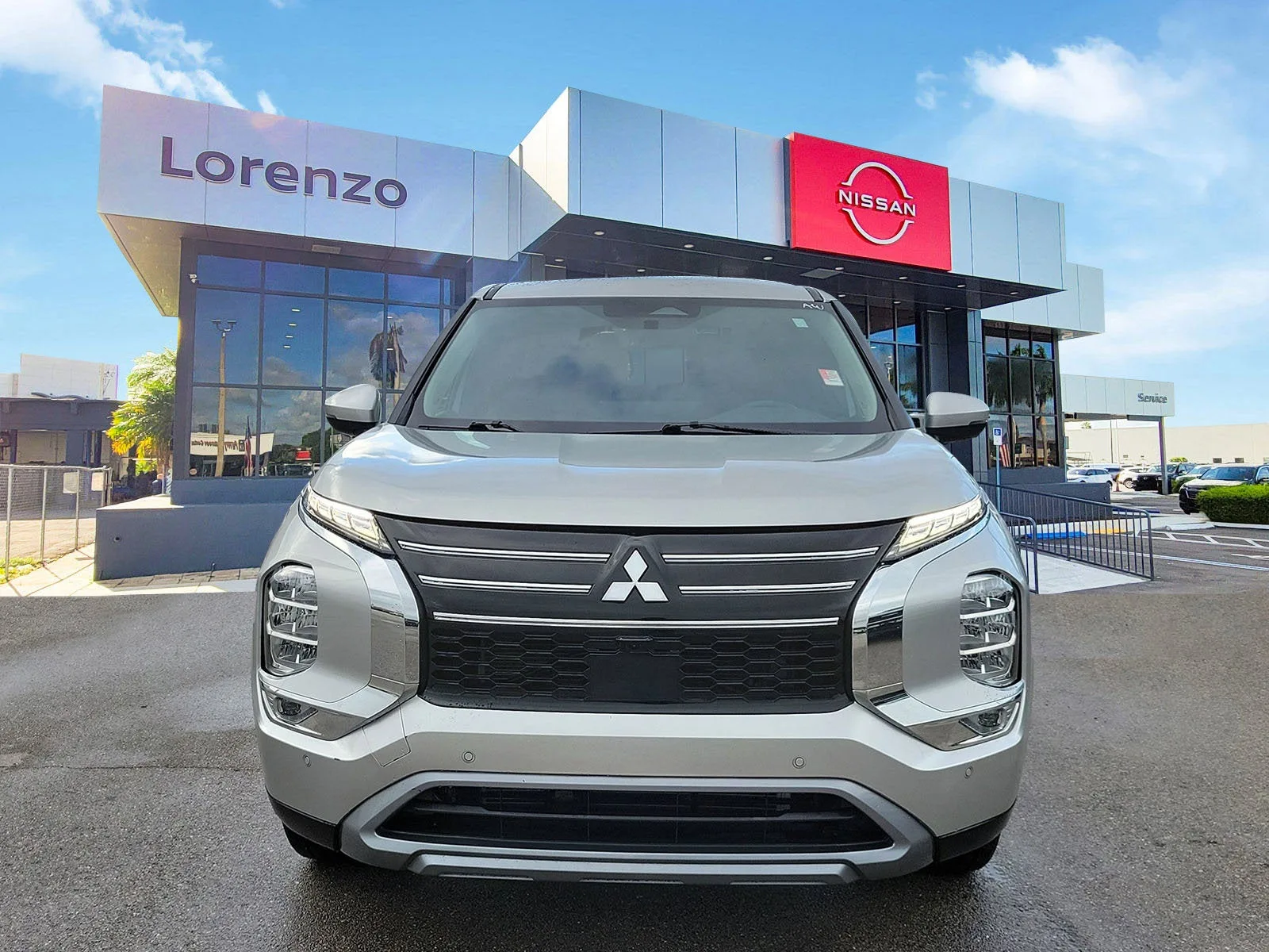 2025 Mitsubishi Outlander SE photo 2