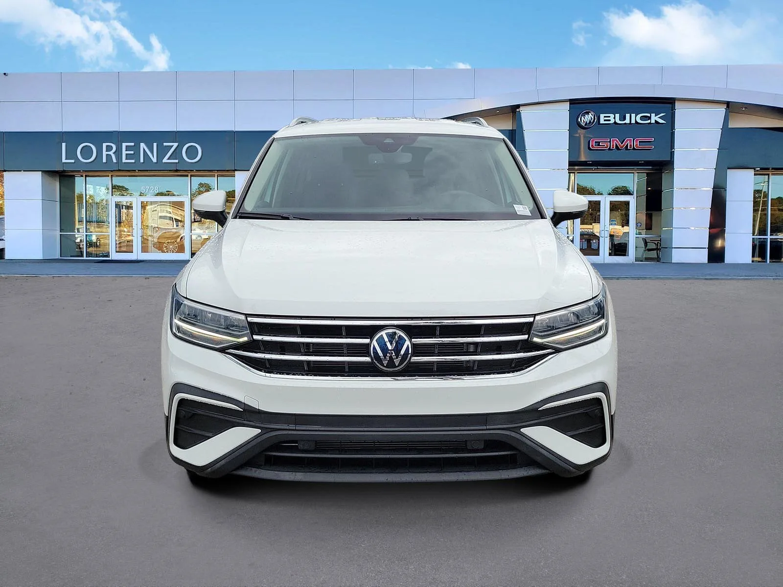 2024 Volkswagen Tiguan SE photo 2