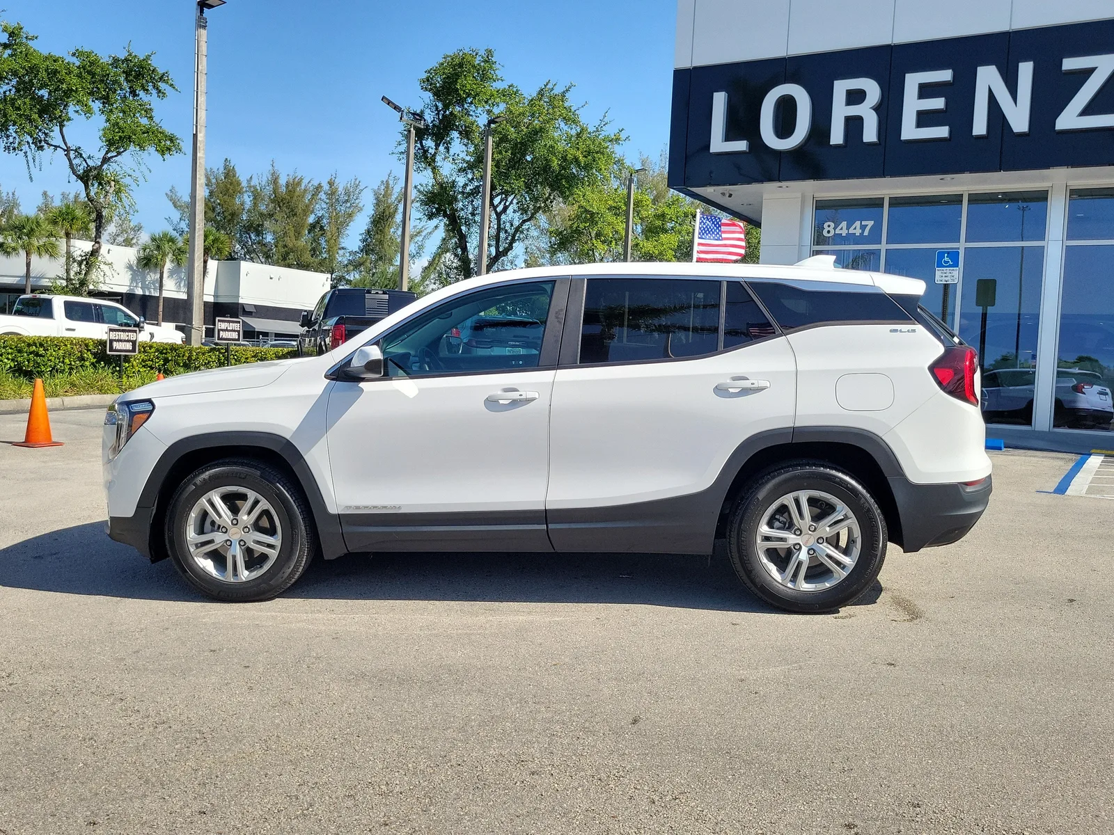 2023 GMC Terrain SLE photo 8