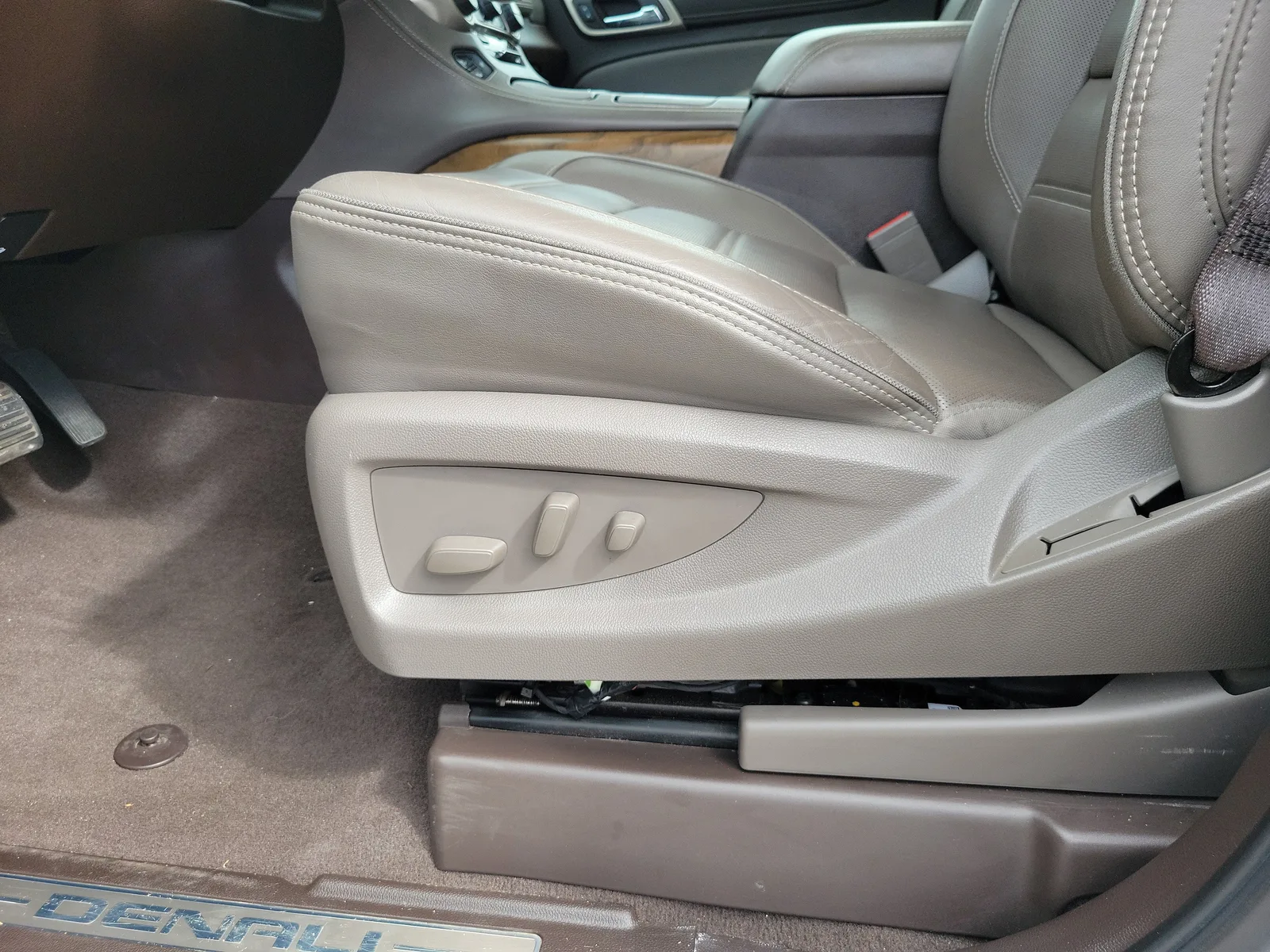 2020 GMC Yukon Denali photo 15