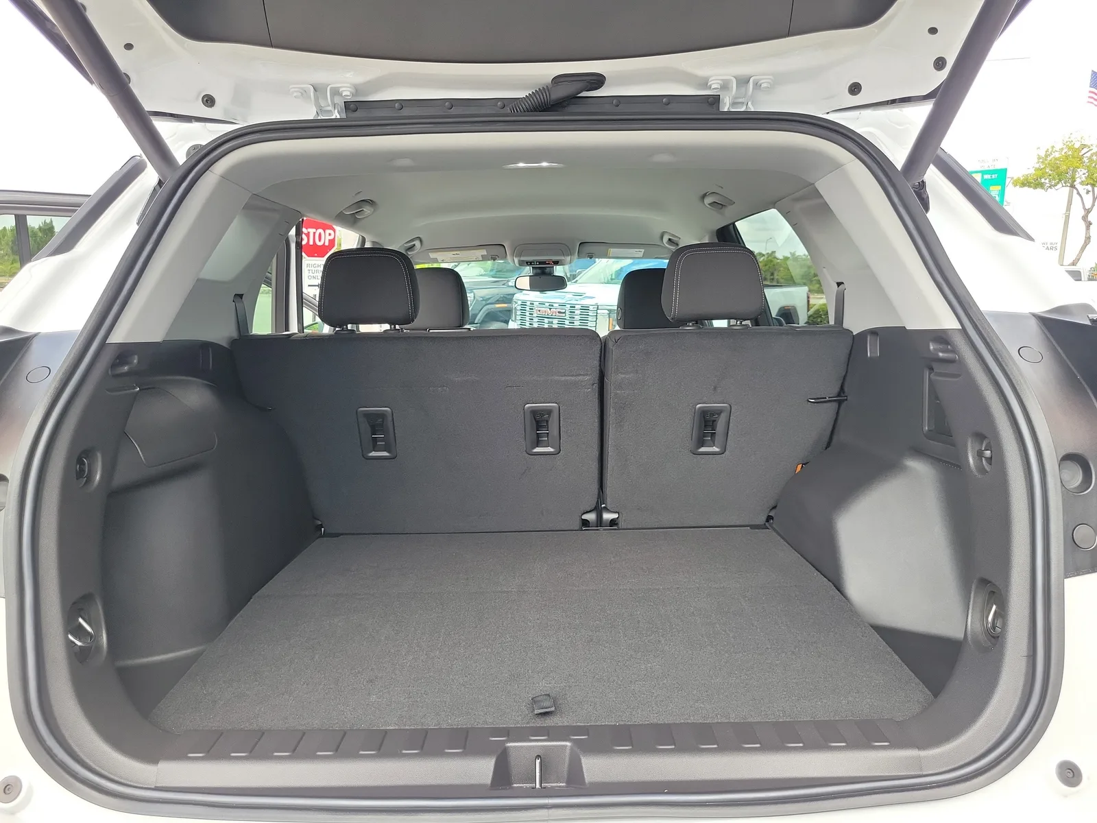 2024 GMC Terrain SLE photo 17