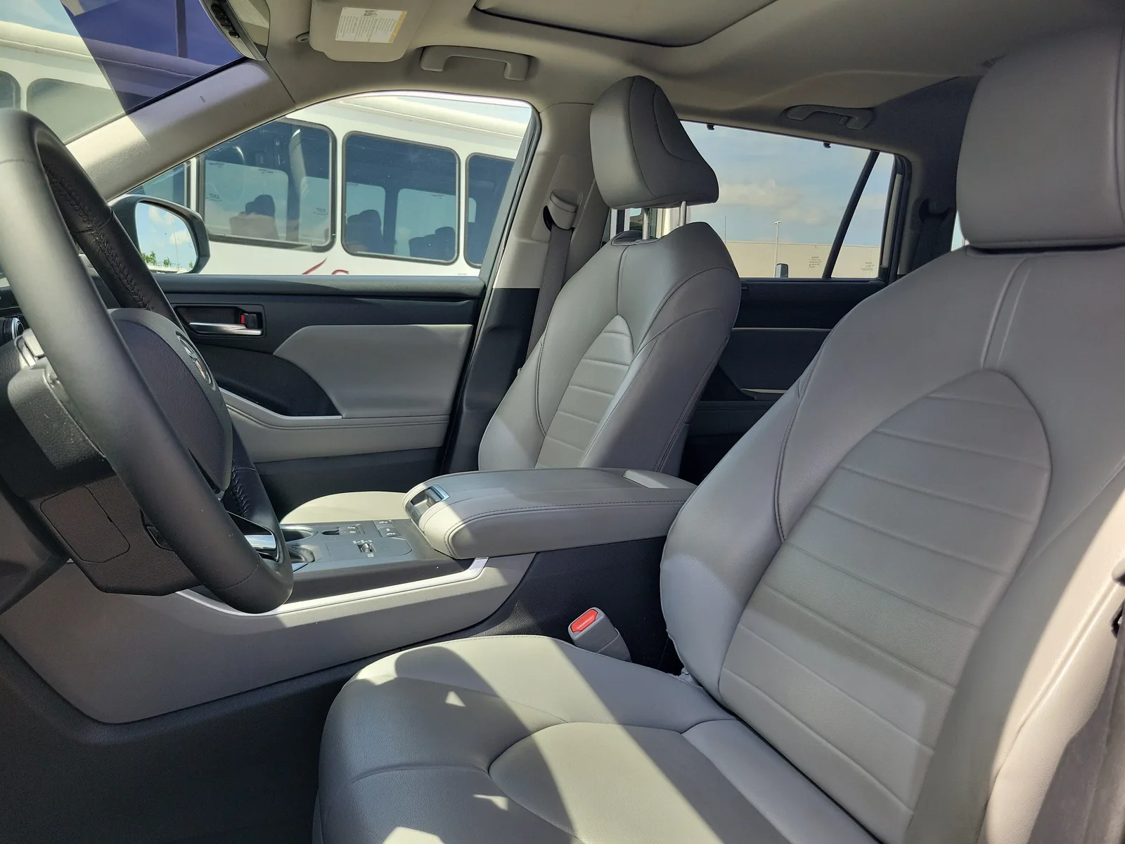 2021 Toyota Highlander XLE photo 12