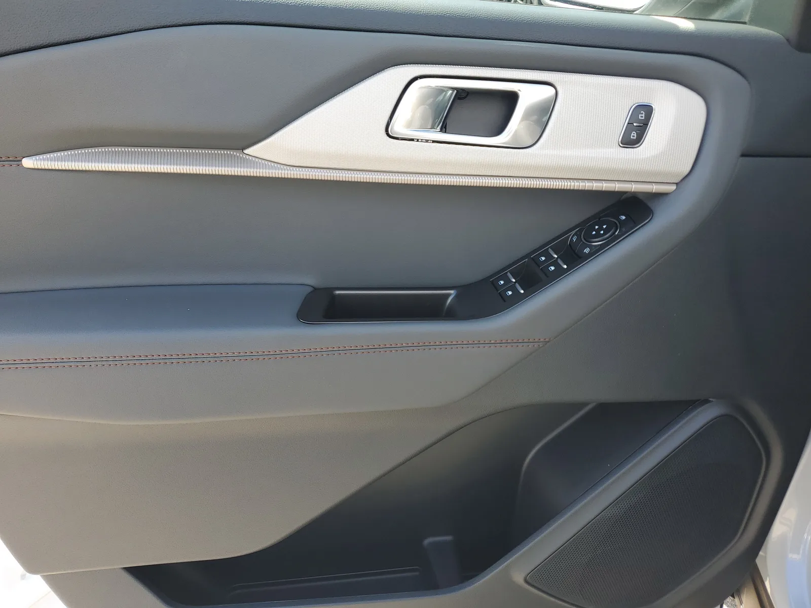 2026 Ford Explorer Active w/100A Pkg photo 27