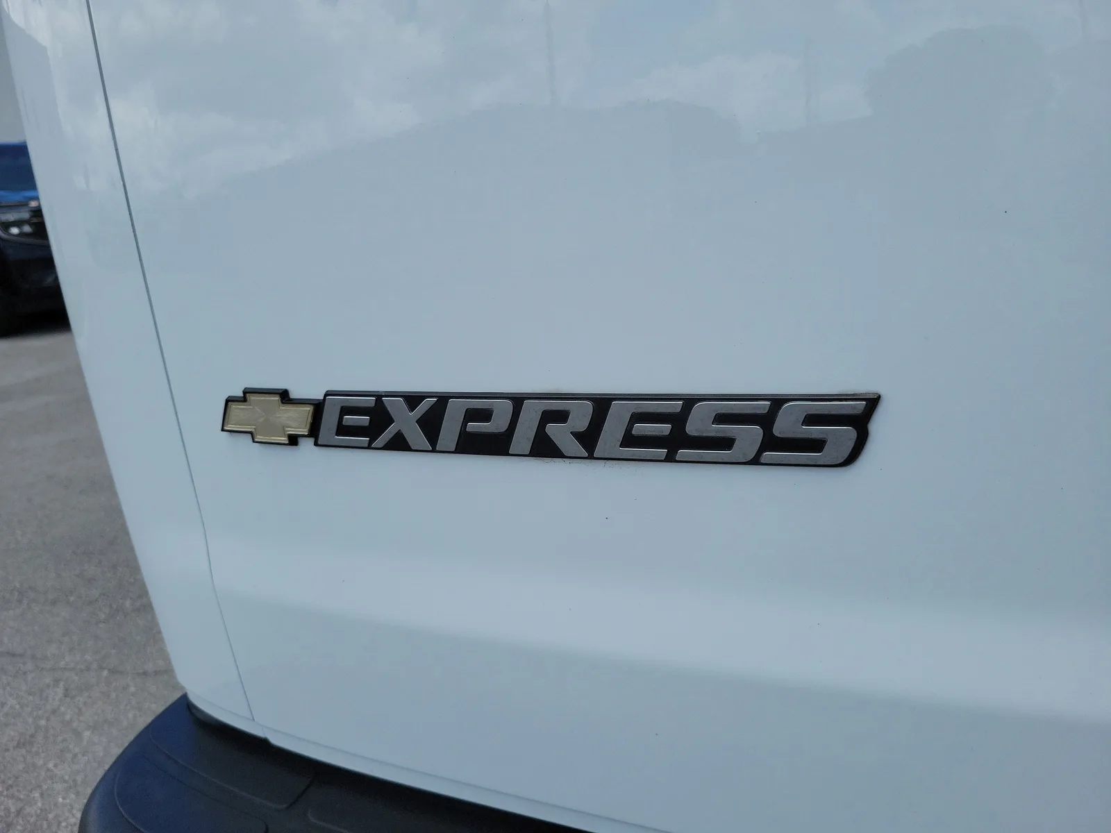2023 Chevrolet Express Passenger LT photo 10