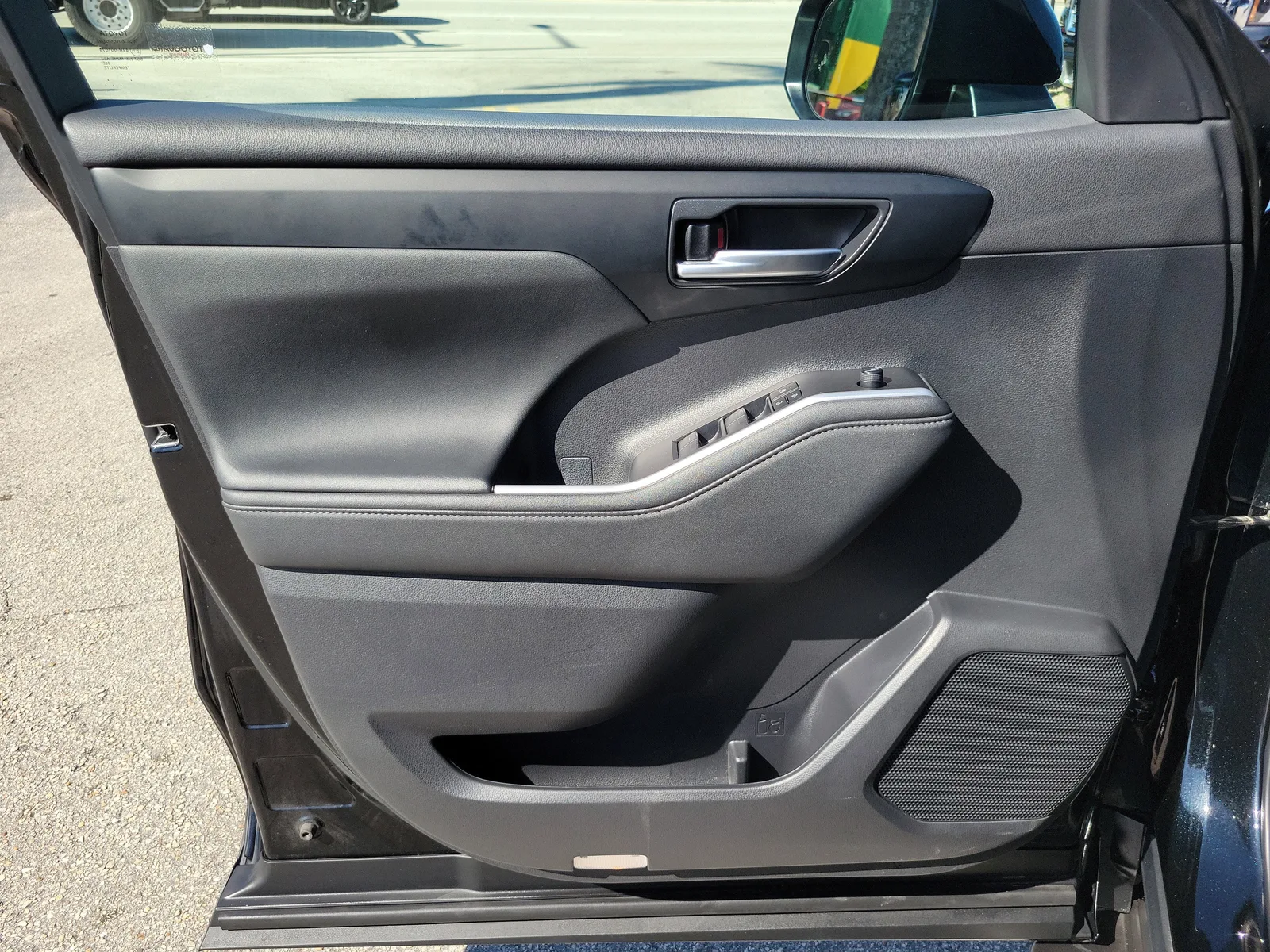 2023 Toyota Highlander L photo 25