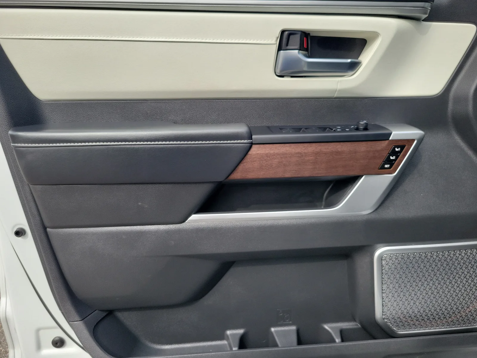 2025 Toyota Sequoia SR5 photo 24
