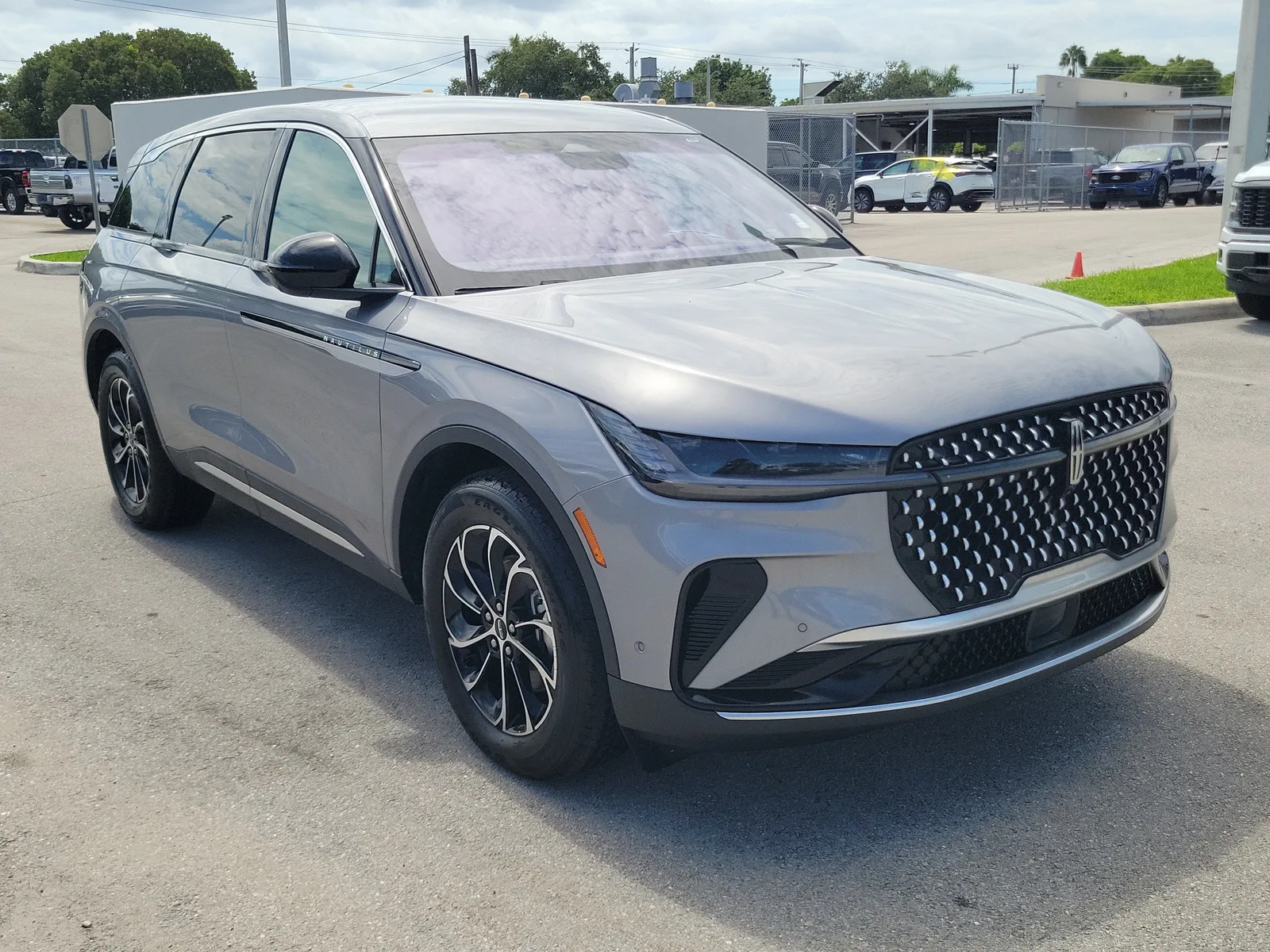 2024 Lincoln Nautilus Premiere 4WD photo 3