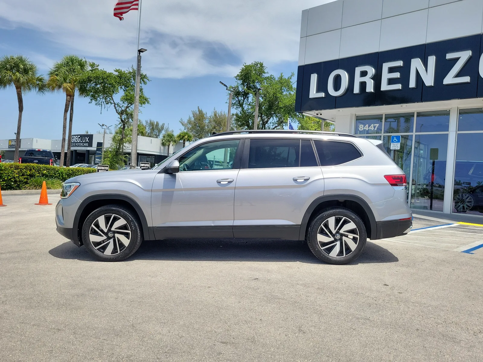 2024 Volkswagen Atlas 2.0T SE w/Technology photo 8
