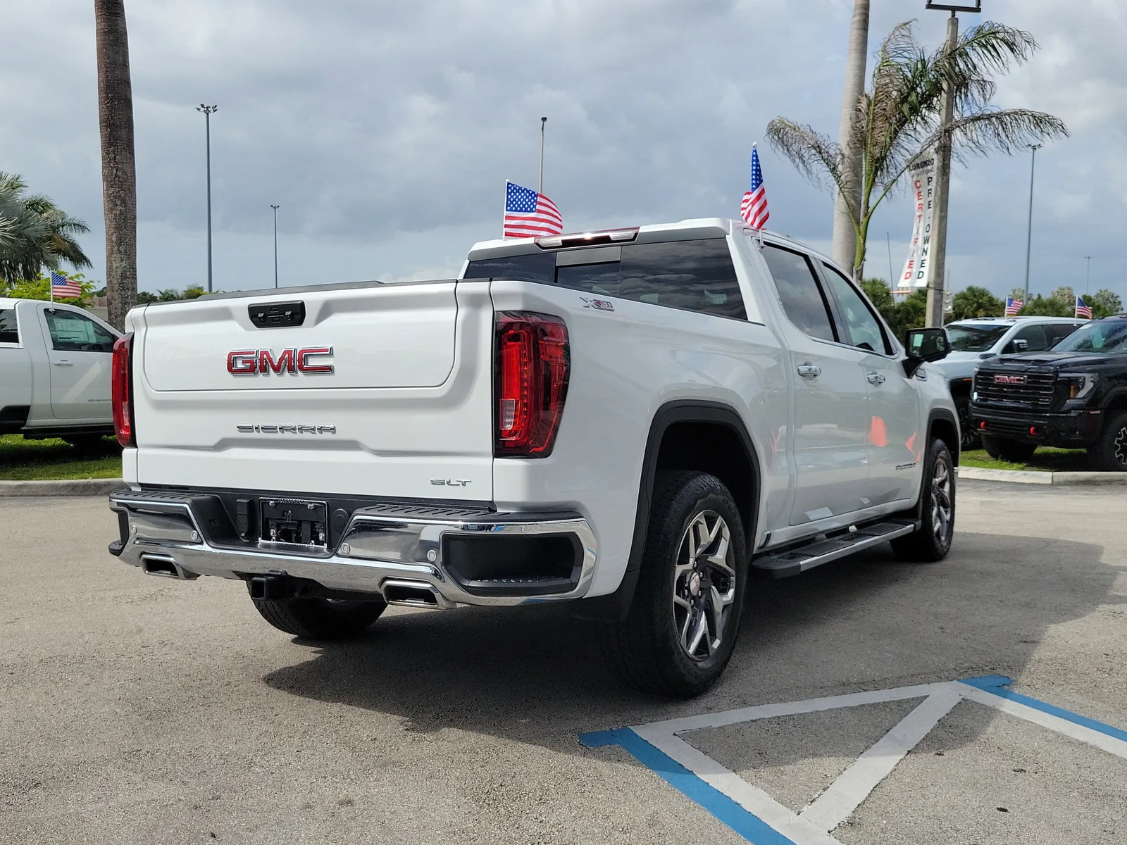 2024 GMC Sierra 1500 SLT photo 5