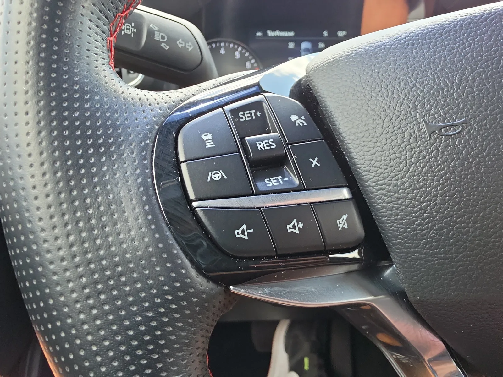 2022 Ford Explorer ST-Line photo 15