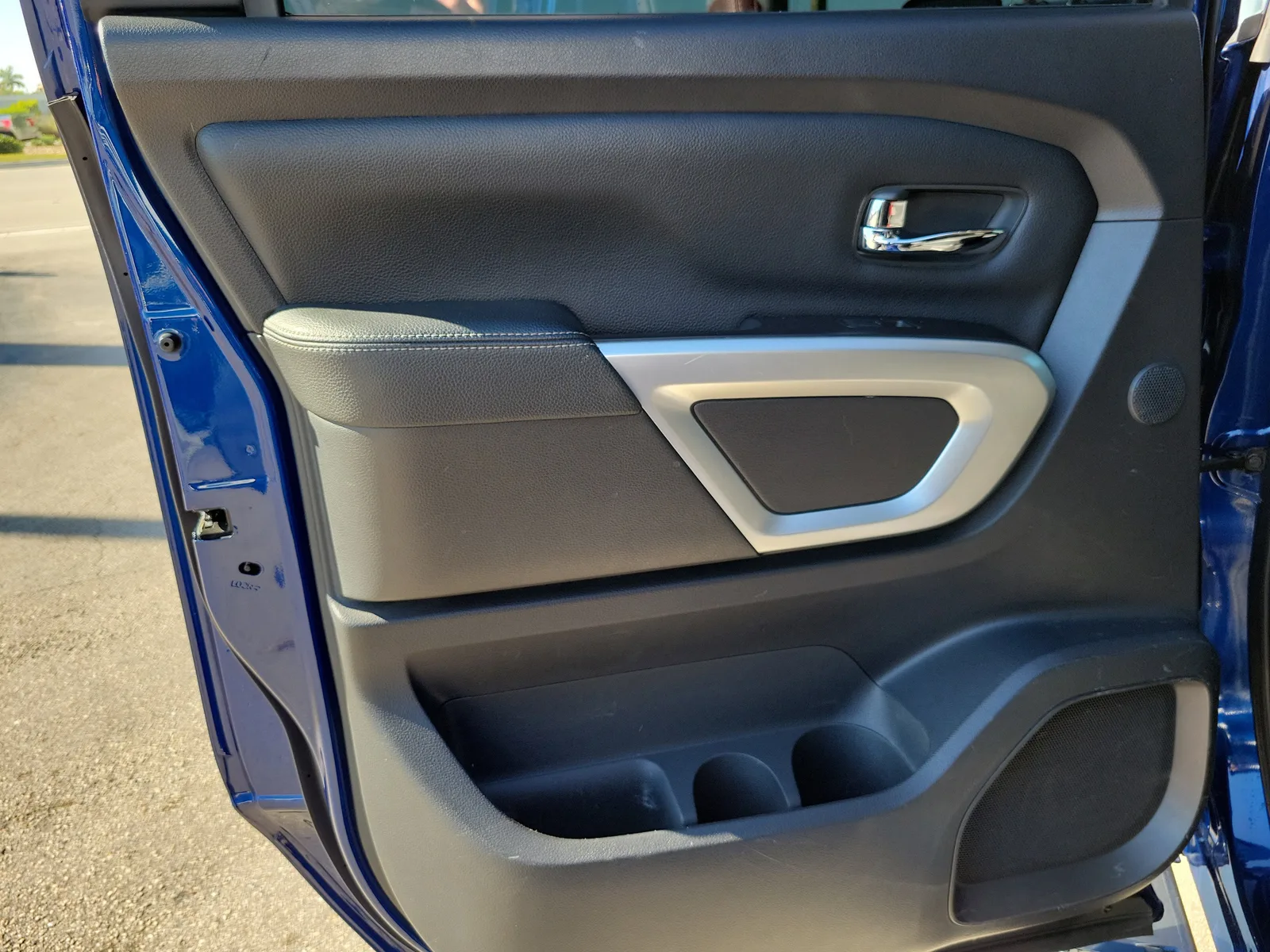 2020 Nissan Titan SL photo 26