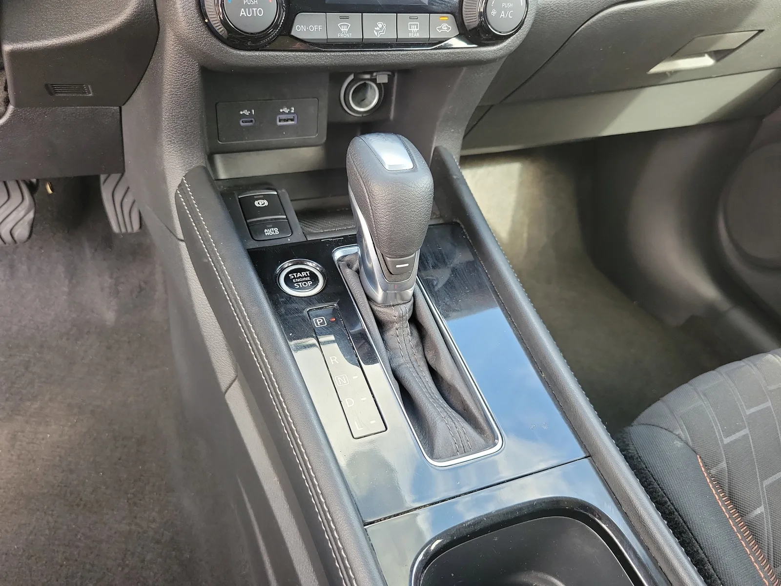 2023 Nissan Kicks SR photo 24