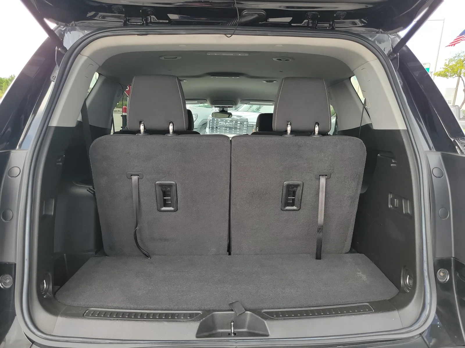 2023 GMC Acadia SLE photo 16