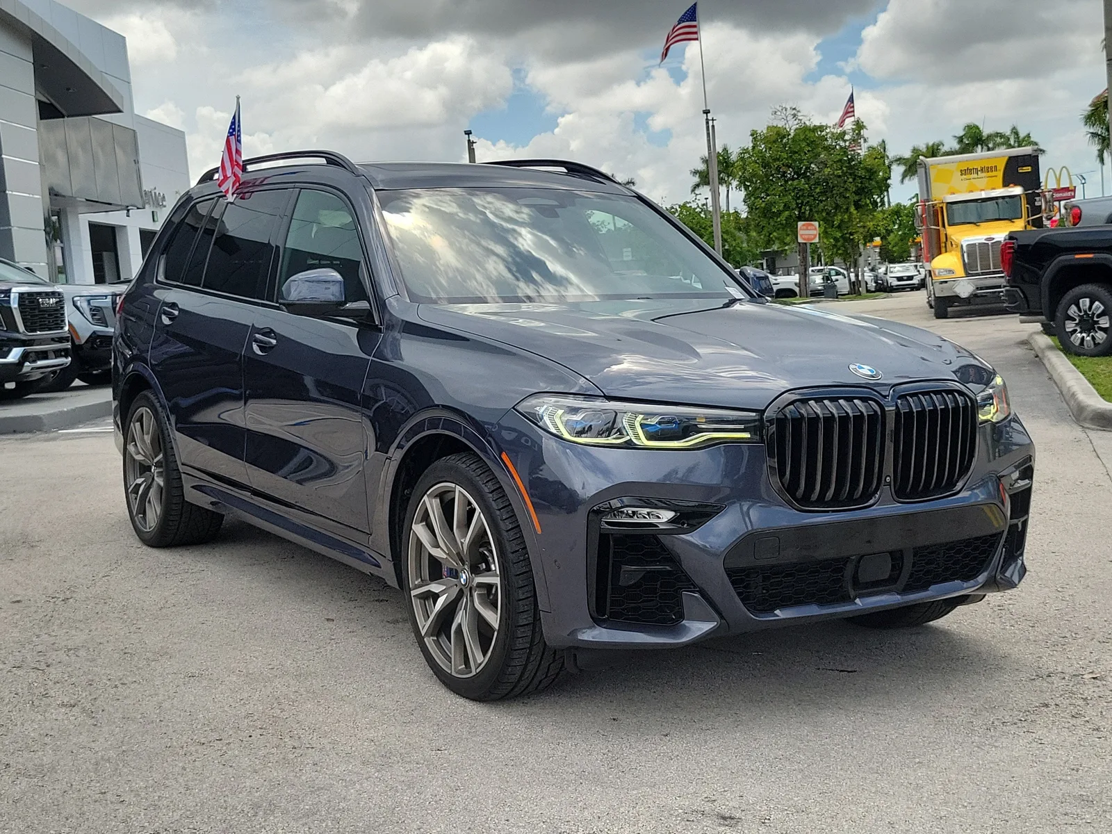 2022 BMW X7 M50i photo 3