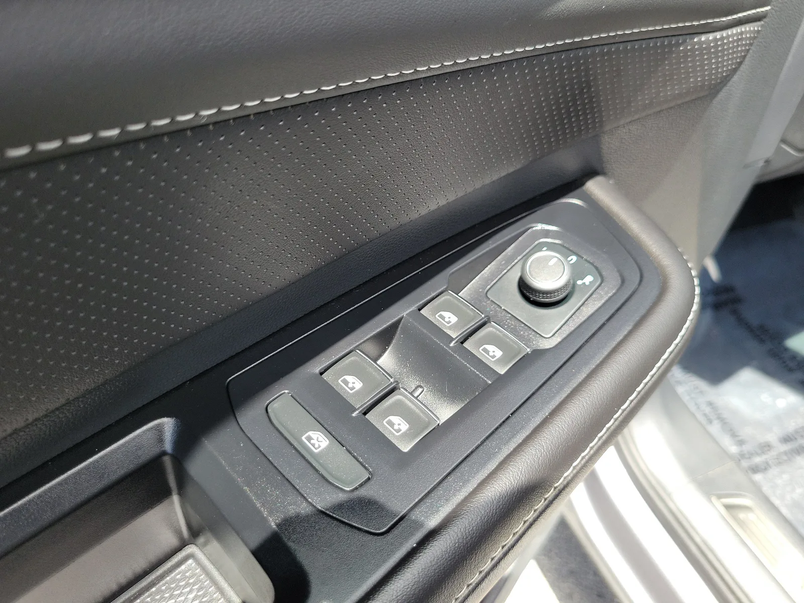 2024 Volkswagen Atlas 2.0T SE w/Technology photo 24