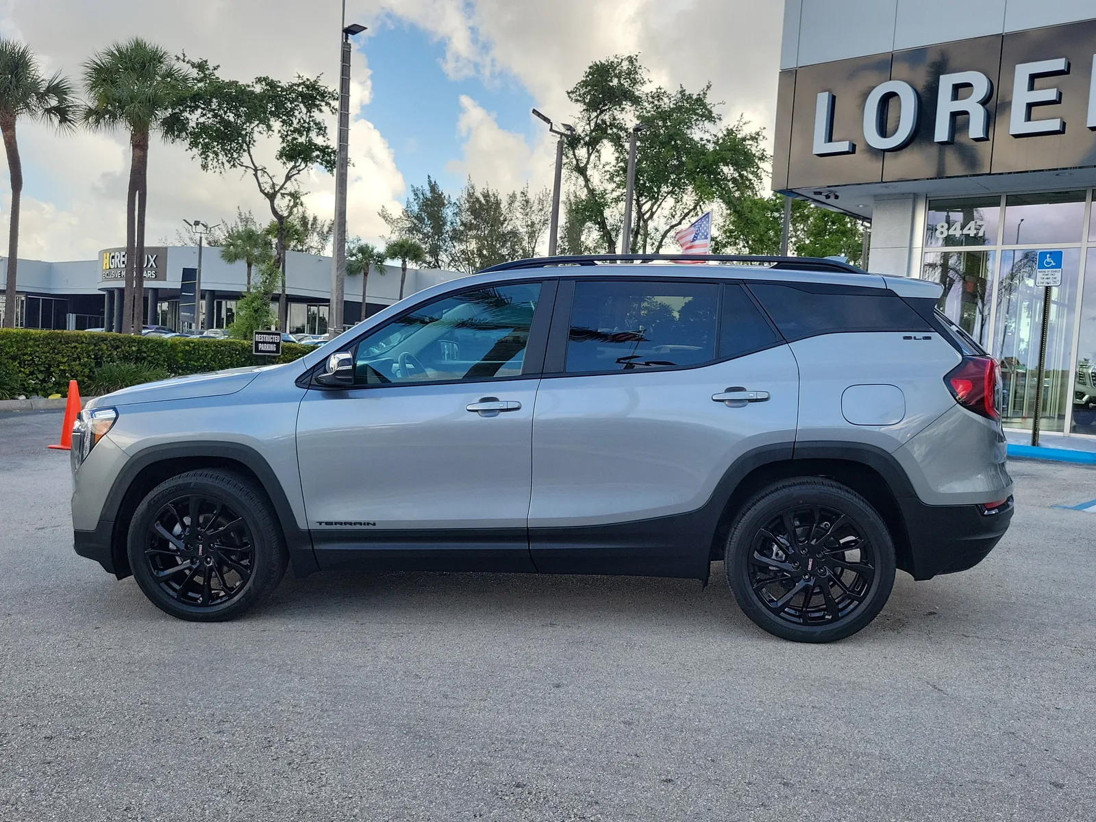 2024 GMC Terrain SLE photo 8