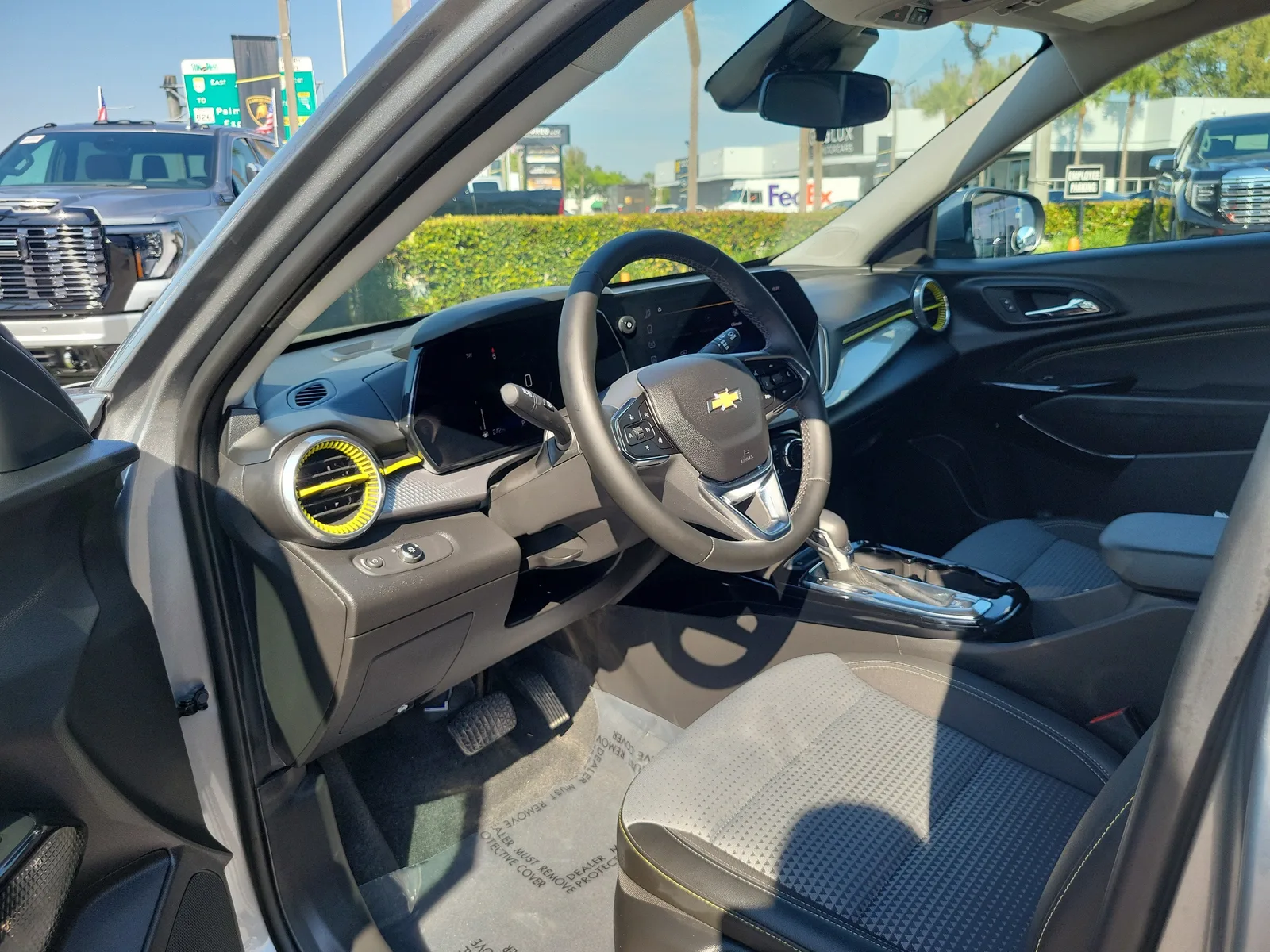 2025 Chevrolet Trax LT photo 9