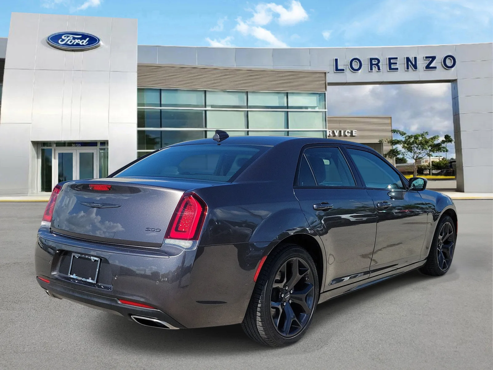 2023 Chrysler 300 Touring L photo 5