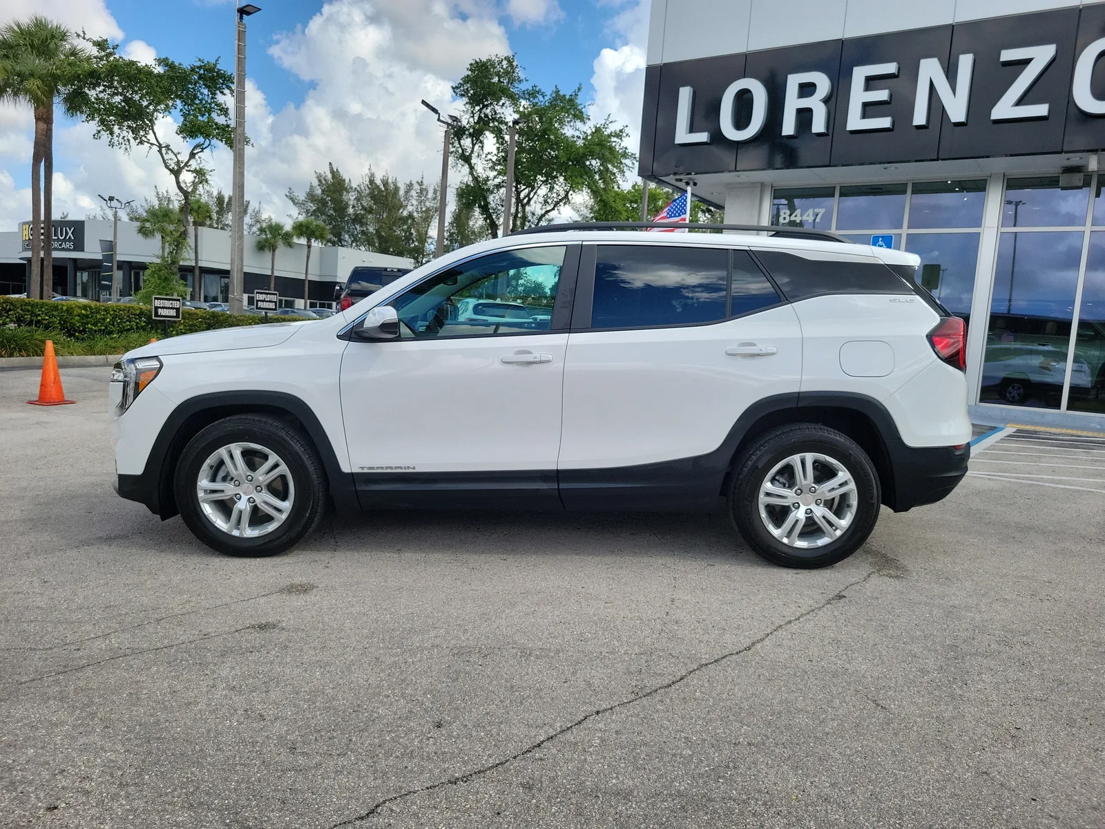 2024 GMC Terrain SLE photo 9