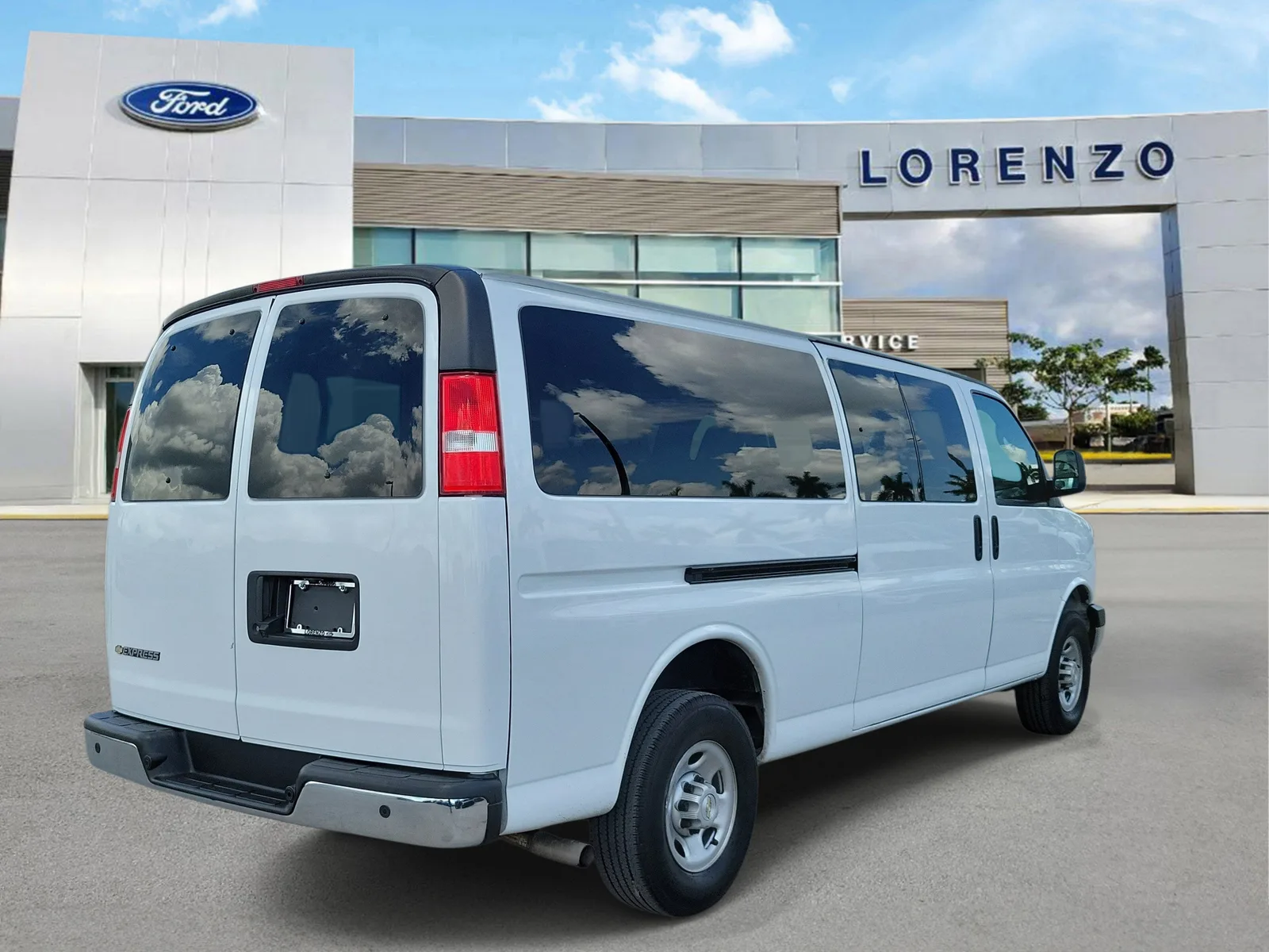 2023 Chevrolet Express Passenger LT photo 5
