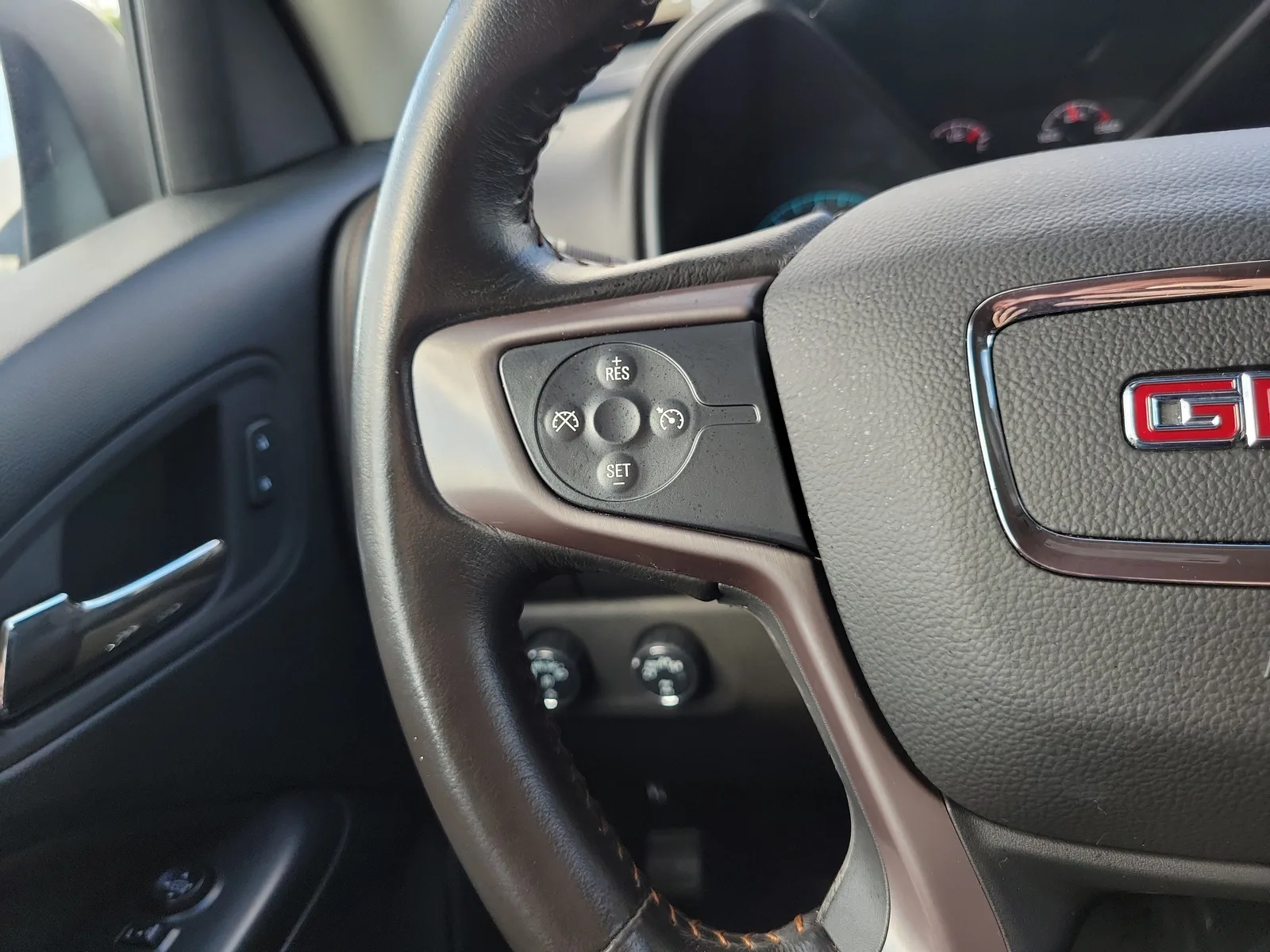 2022 GMC Canyon AT4 - Cloth photo 18