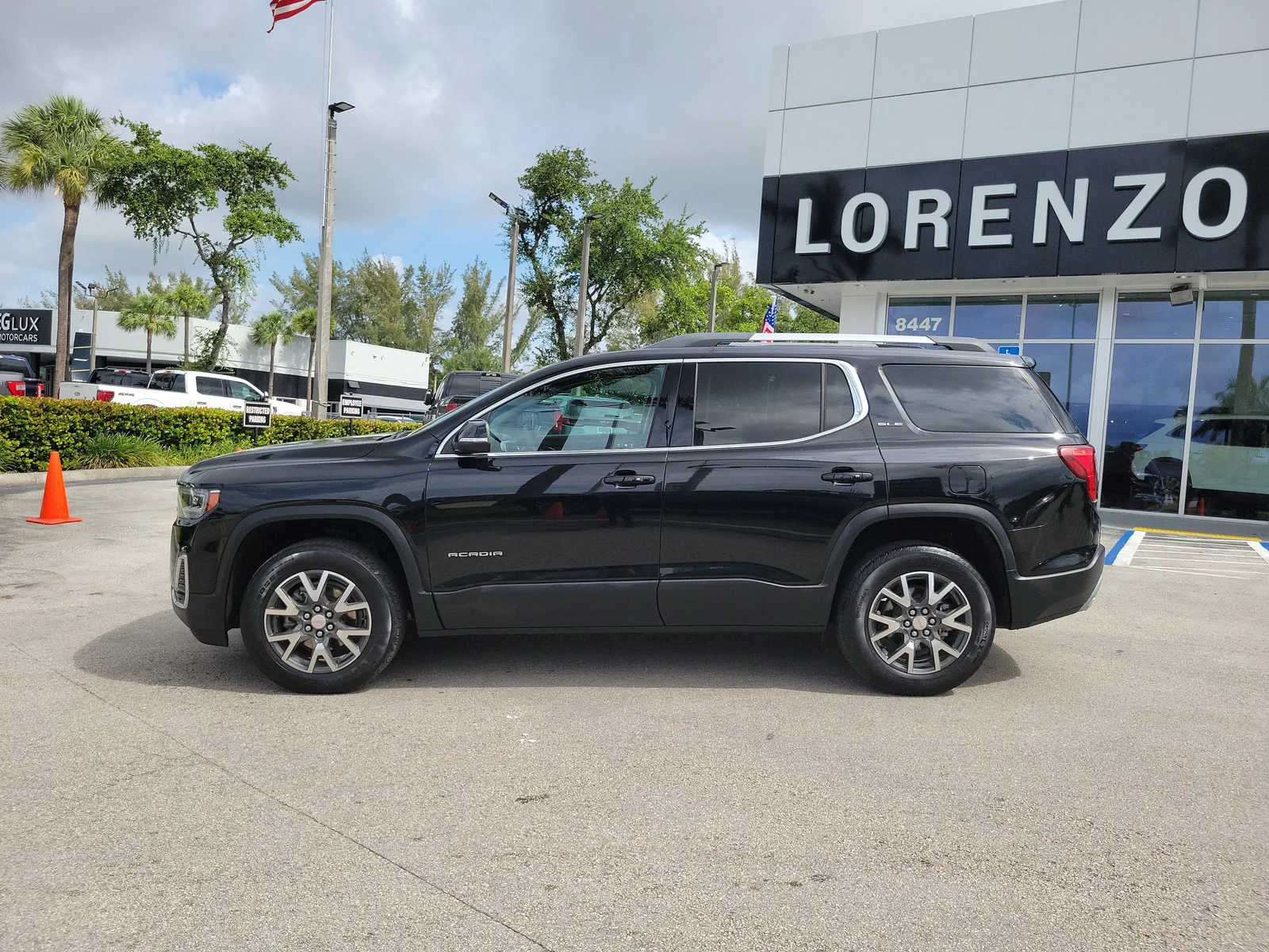 2023 GMC Acadia SLE photo 7