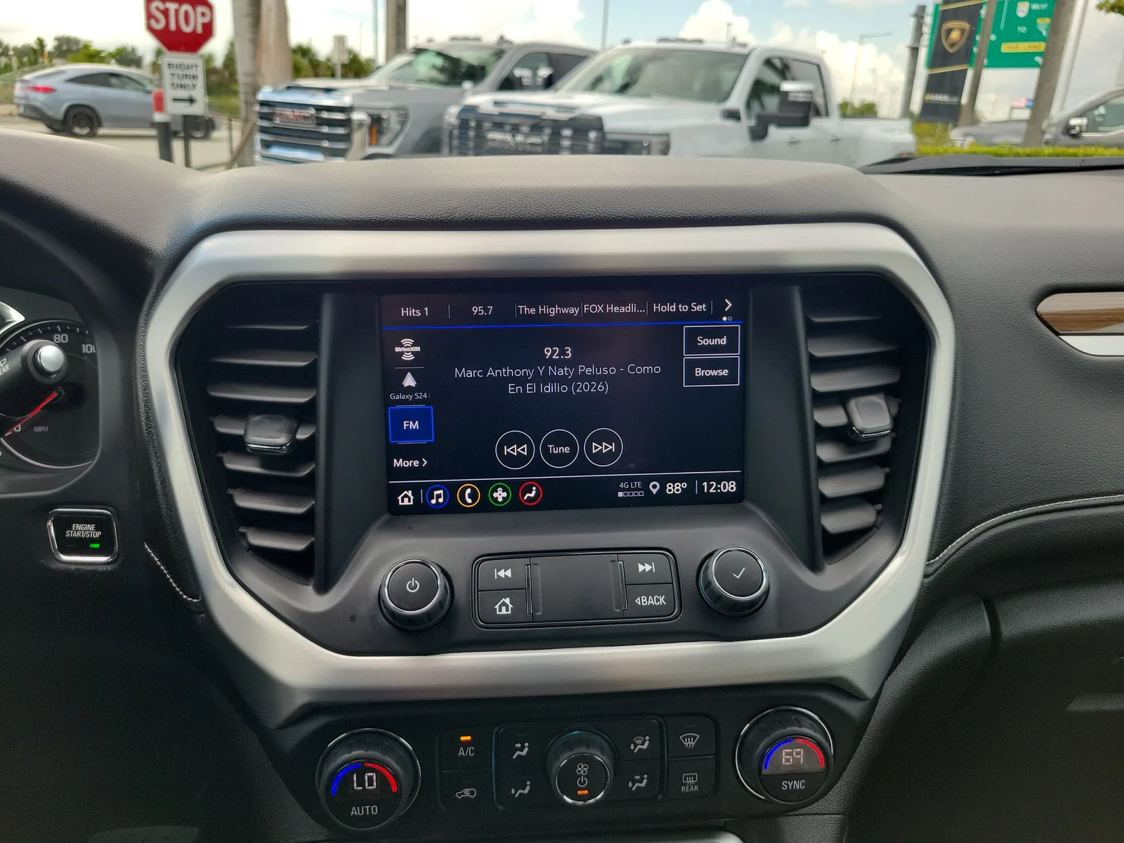 2023 GMC Acadia SLE photo 21