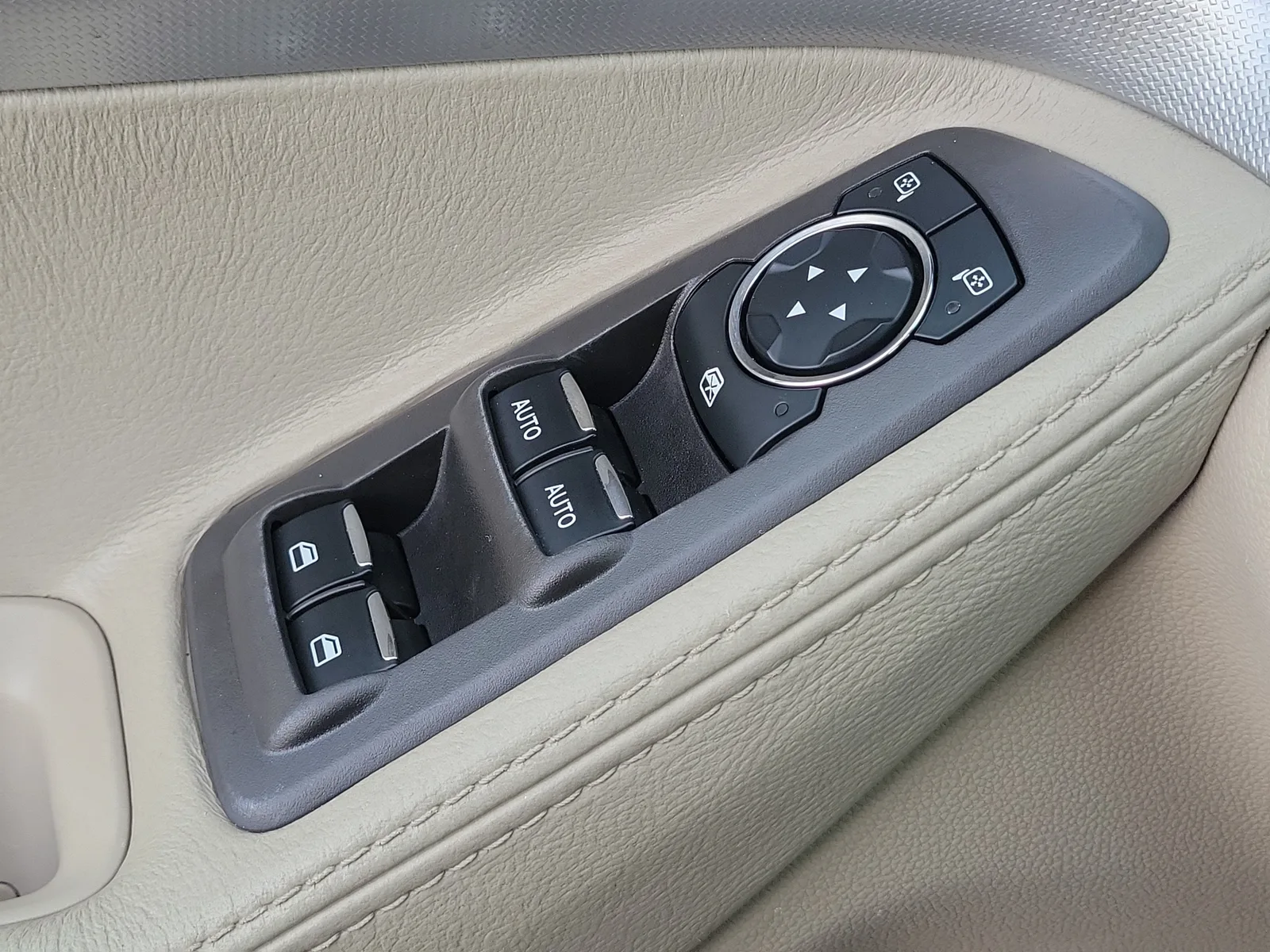2014 Ford Explorer XLT photo 33