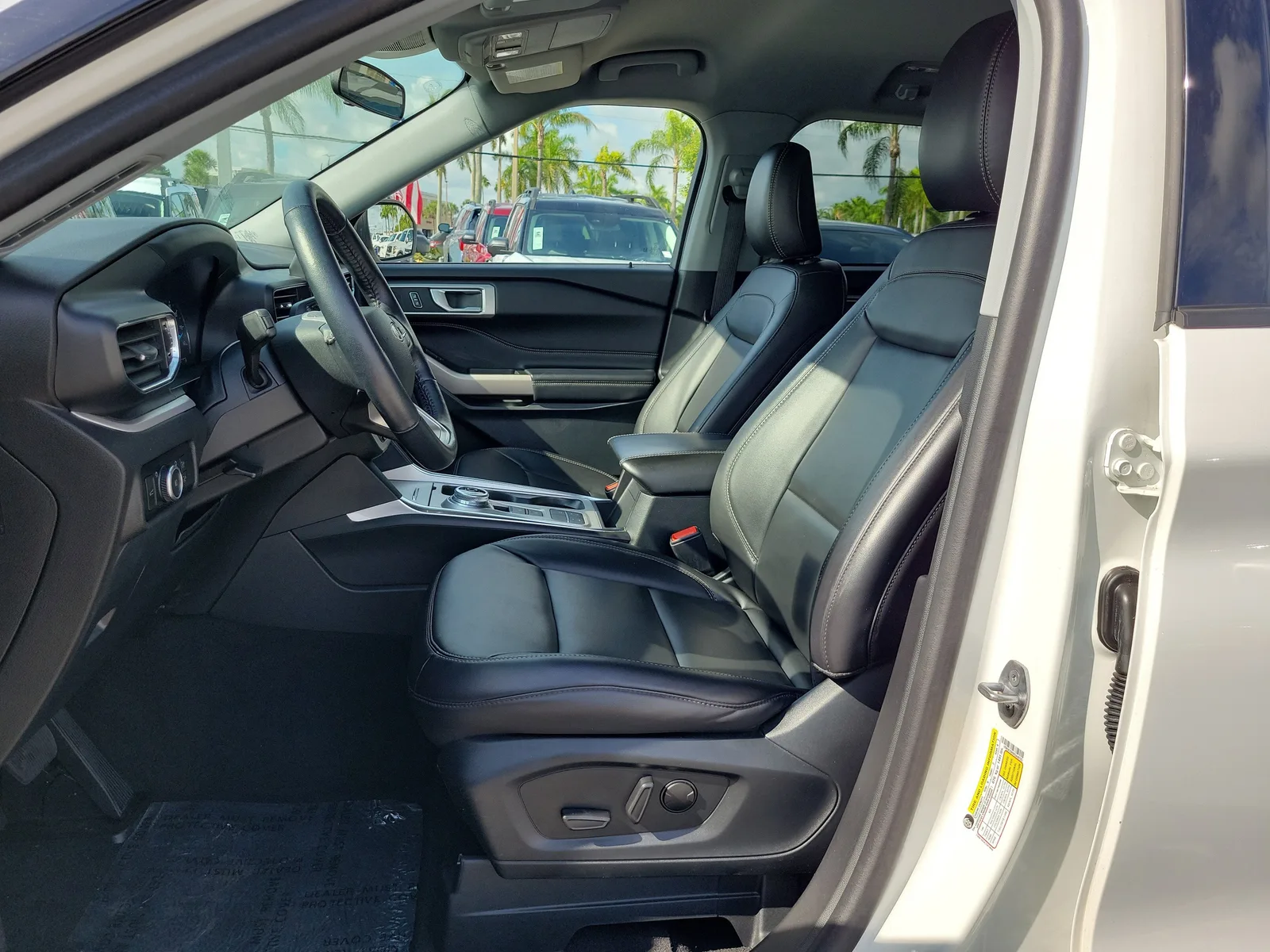 2023 Ford Explorer XLT photo 11