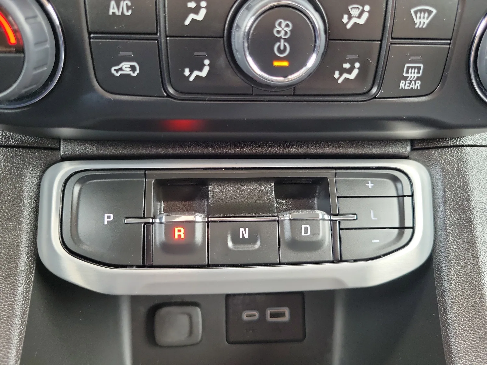 2023 GMC Acadia SLE photo 23