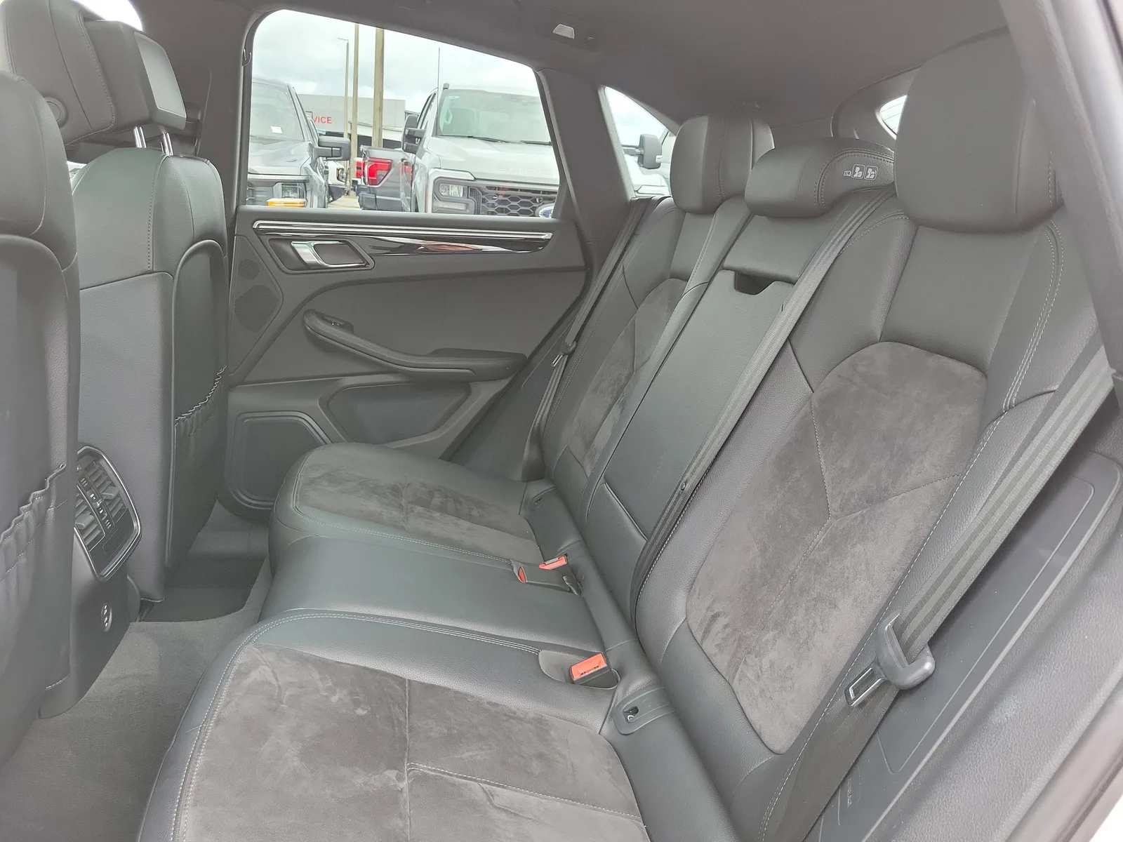 2021 Porsche Macan Base photo 14