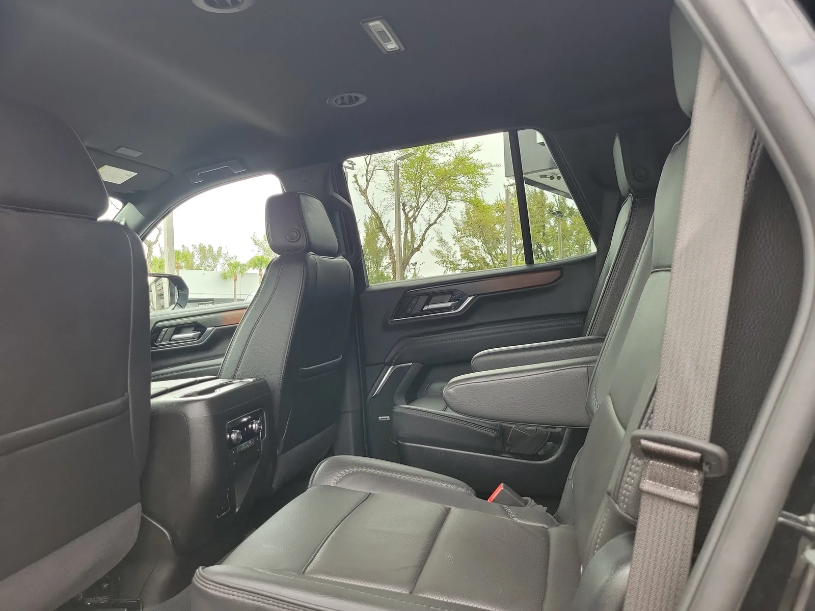 2025 GMC Yukon Denali photo 13