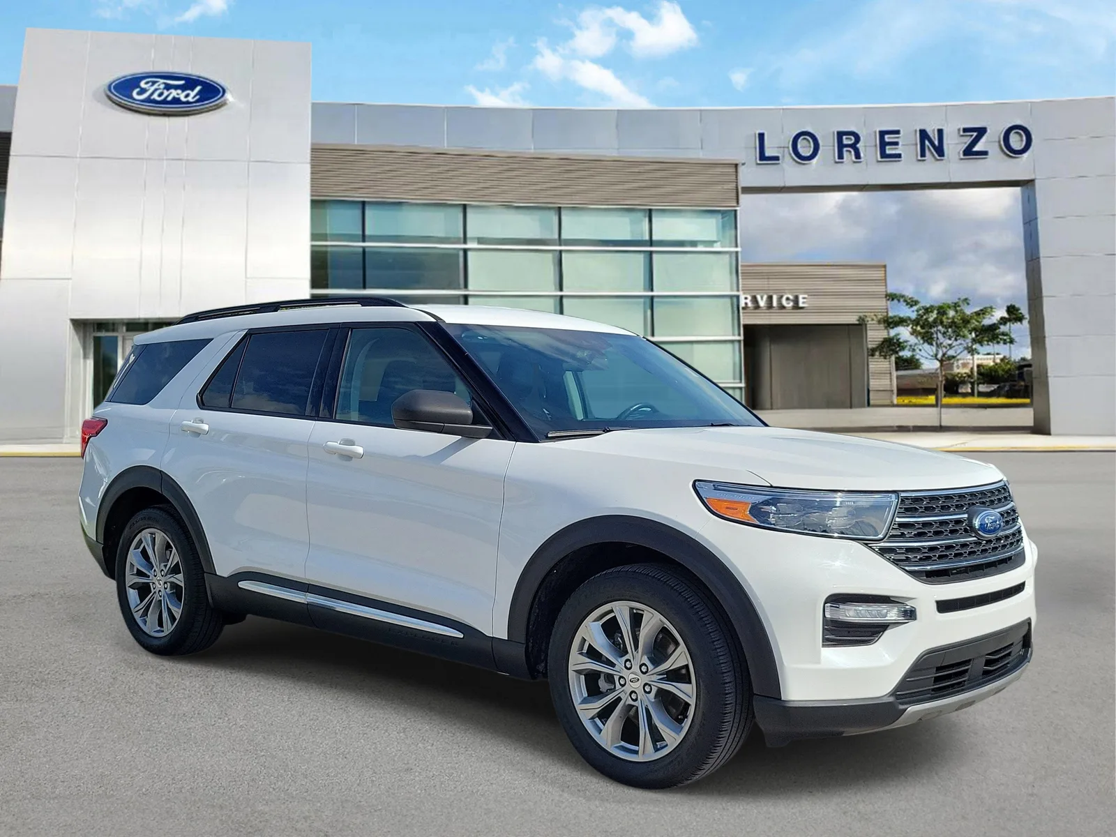 2023 Ford Explorer XLT photo 3