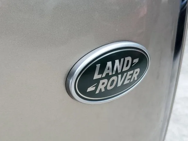 2023 Land Rover Range Rover SE photo 7