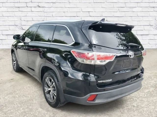 2016 Toyota Highlander XLE photo 2