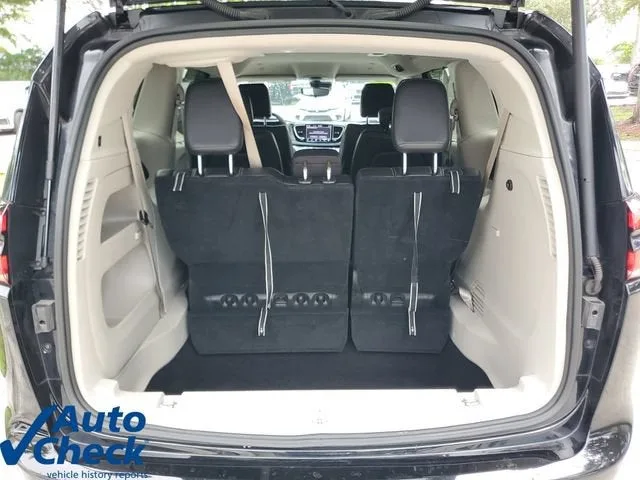 2024 Chrysler Pacifica Touring L photo 9