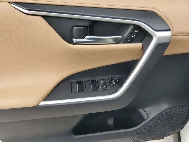 2020 Toyota RAV4 Limited photo 20