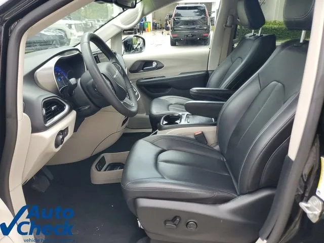 2024 Chrysler Pacifica Touring L photo 17