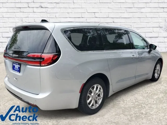 2024 Chrysler Pacifica Touring L photo 4