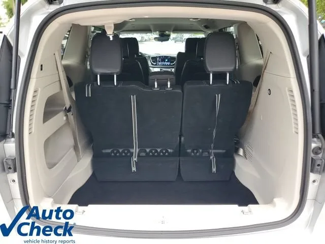 2024 Chrysler Pacifica Touring L photo 9