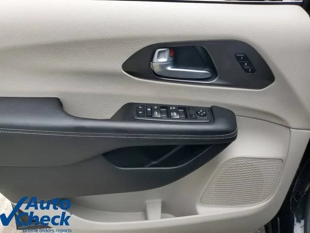 2024 Chrysler Pacifica Touring L photo 19